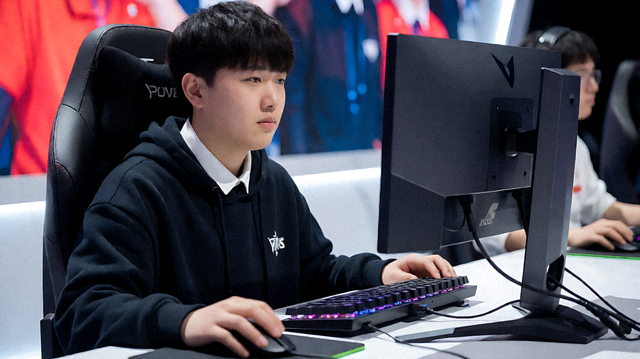 电竞赛事舞台上选手专注操作的现场画面